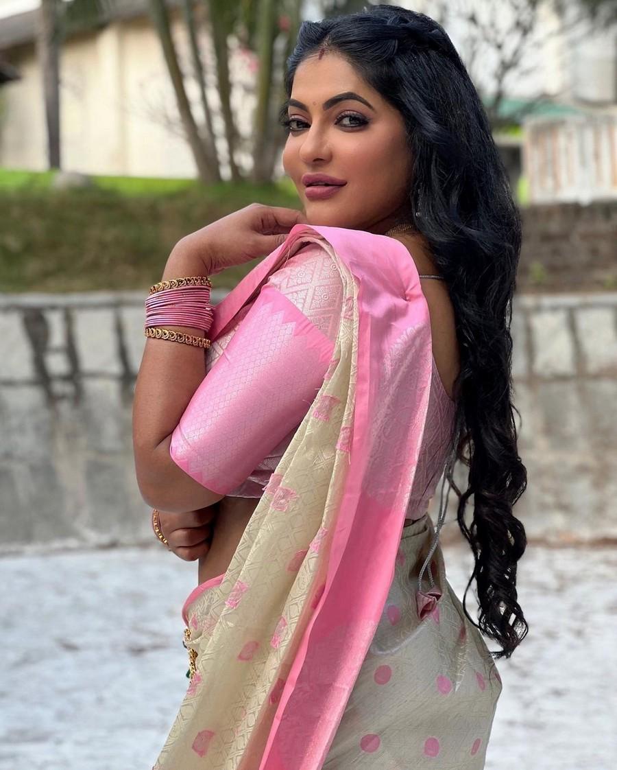 Stunning Looks Of Reshma Pasupuleti In Saree Telugu Rajyam Photos